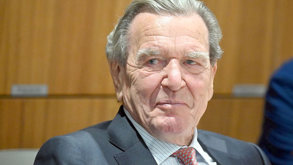 Die SPD Oberpfalz will, dass Altkanzler Schröder aus der Partei ausgeschlossen wird. (Archivbild) Foto: Julian Stratenschulte/dpa