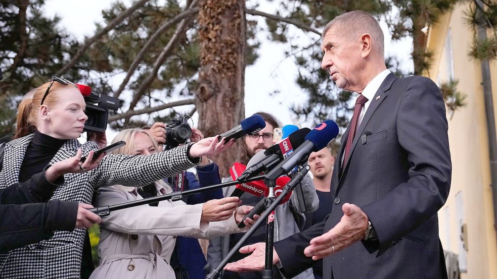 Der tschechische Ministerpräsident Andrej Babis (ANO) spricht mit den Medien, nachdem er bei den Senats- und Kommunalwahlen seine Stimme abgegeben hat. Foto: Petr David Josek/AP/dpa