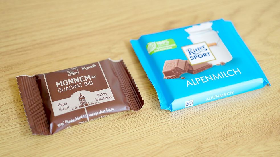 Ritter Sport sieht durch den Haferriegel „Monnemer Quadrat Bio“ nach eigenen Angaben seine Marke bedroht. (Archivbild) Foto: Uwe Anspach/dpa