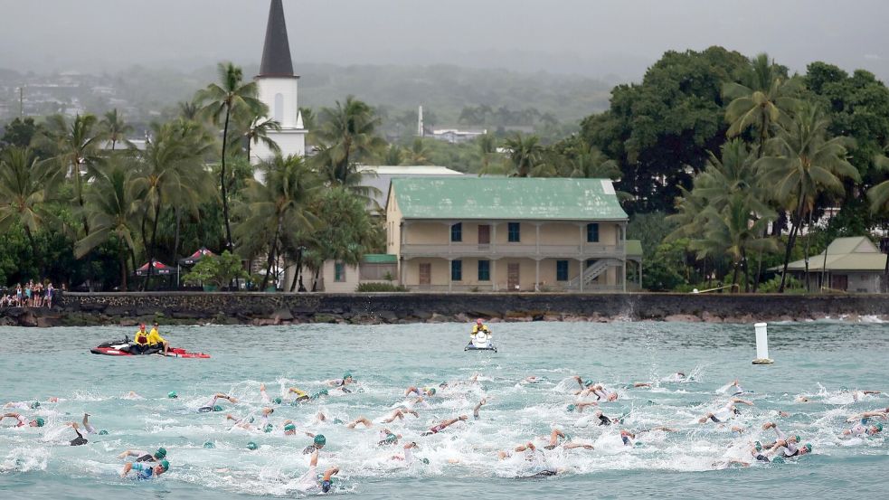 Die Wellen waren ordentlich beim Schwimmen.  Foto: Ezra Shaw/Getty Images for IRONMAN/dpa