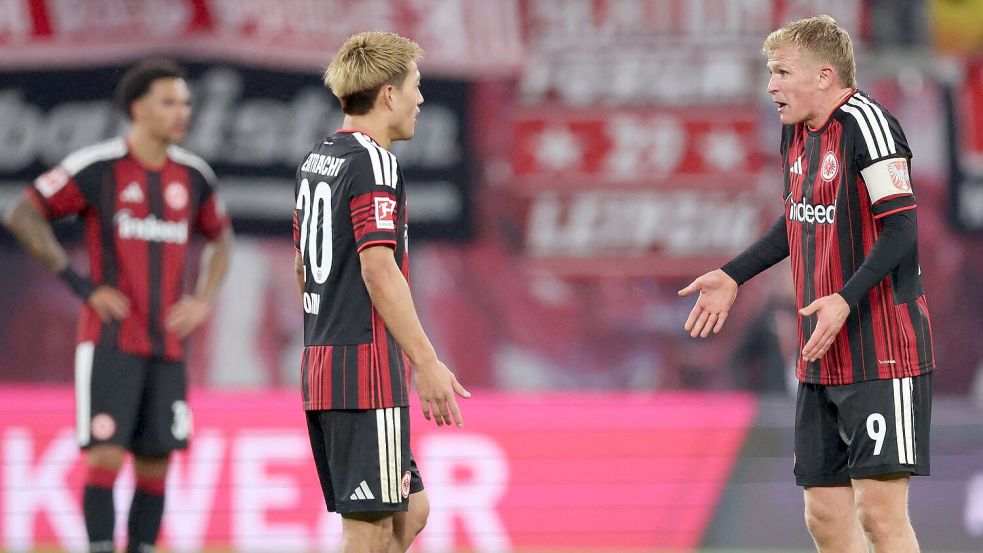 Jonathan Burkardt (r) war nach dem 0:6 mächtig bedient. Foto: Jan Woitas/dpa