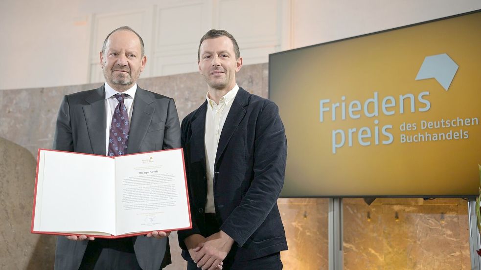 Der Vorsteher des Börsenvereins, Sebastian Guggolz (rechts), überreichte die Urkunde an Philippe Sands. Foto: Hannes P. Albert/dpa POOL/dpa