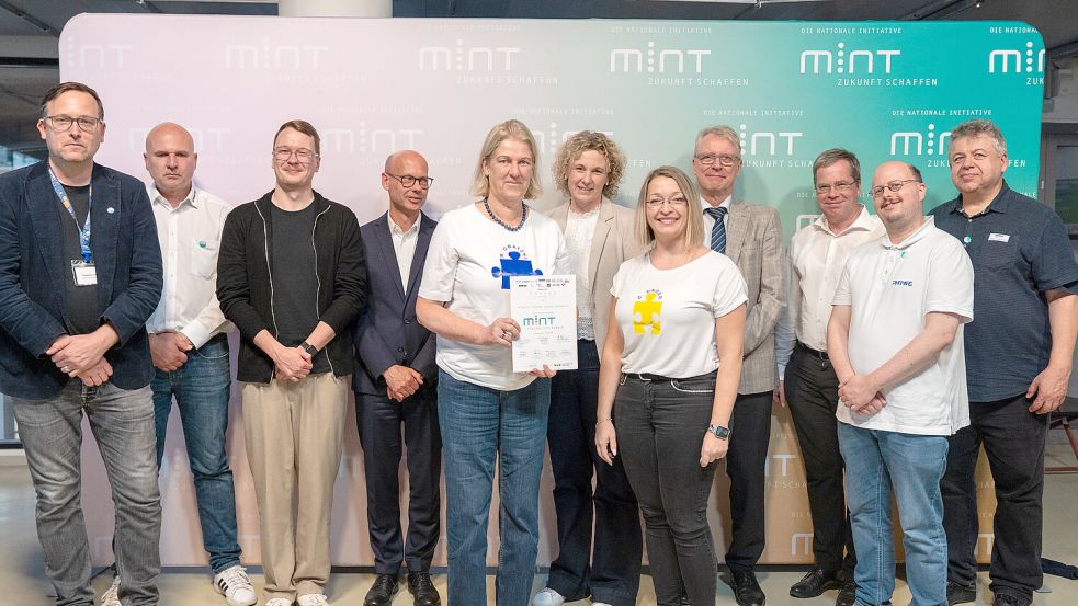 Auszeichnung für ein ungewöhnliches Grundschul-Projekt: Das Team der Osnabrücker Heinrich-Schüren-Schule nimmt auf dem Campus der Tech-Schule 42 in Wolfsburg die Urkunde als „MINT-freundliche Schule“ entgegen. Bei der Ehrung (von links): Benjamin Krieg (Moravia), Stefan Ginthum (Hohenloher), Max Reinhardt (42 Wolfsburg), Staatssekretär Stephan Ertner, Matthia Gratzki, Schulleiterin Andrea Rutemöller, Christina Unger (alle Heinrich-Schüren-Schule), Prof. Dr. Christoph Meinel (MINT Zukunft), Dr. Andreas Mettenleiter (MEKRUPHY), Dr. Christian Eisenhut (PHYWE) und Marius Galuschka (Christiani). Foto: MINT Zukunft