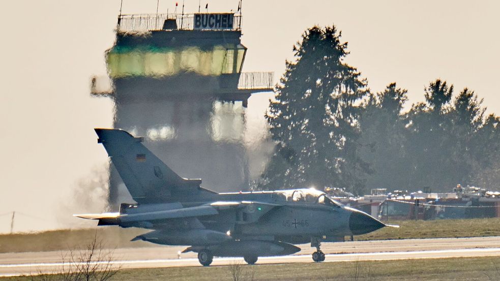 Zeichen des Zusammenhalts: Die Luftwaffe verlegt für die Nato-Übung drei Tornados nach Italien. (Archivbild) Foto: Thomas Frey/dpa