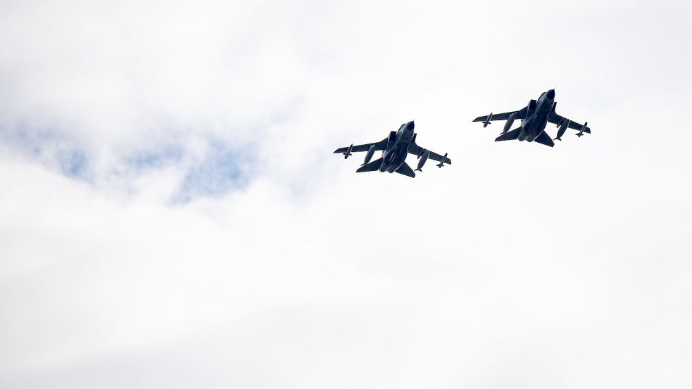 Ausgewählte Tornado-Kampfflugzeuge der Luftwaffe sind so ausgerüstet, dass sie im Fall der Fälle auch US-Atombomben abwerfen könnten. (Archivbild) Foto: Rainer Jensen/dpa