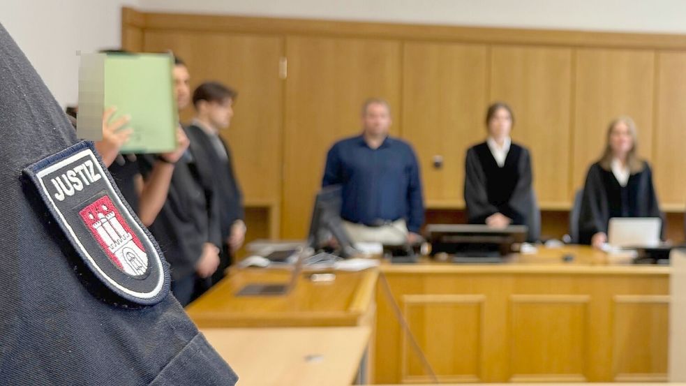 Schöffinnen und Schöffen werden alle fünf Jahre gewählt. Wer wann zu Gerichtssitzungen herangezogen wird, wird anschließend gesondert festgelegt. (Symbolbild) Foto: Christiane Bosch/dpa