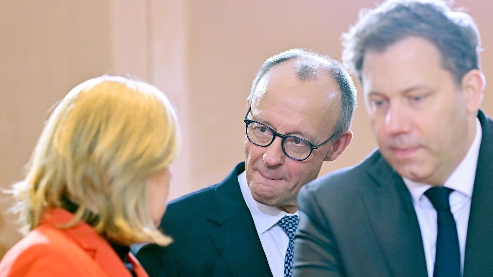 Bundeskanzler Friedrich Merz (CDU) verliert seine Arbeitsministerin, Lars Klingbeil seine Amtskollegin im SPD-Vorsitz. Foto: dpa/Sebastian Gollnow