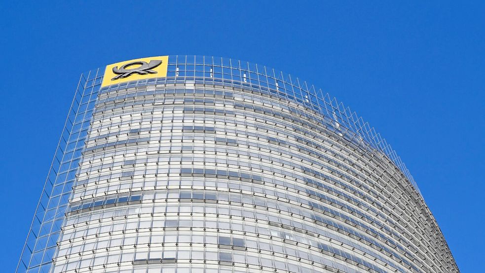 Auf der Konzernzentrale, dem Bonner Posttower, ist das gute alte Posthorn montiert. Foto: Wolf von Dewitz/dpa