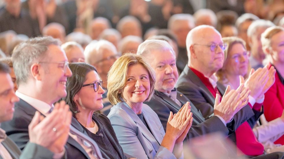 Schweitzer in einer Reihe mit seiner Frau Barbara und seinen Vorgängern Malu Dreyer, Kurt Beck und Rudolf Scharping. (Archivfoto) Foto: Andreas Arnold/dpa