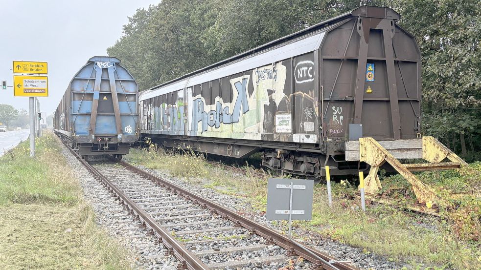 Für alle Verkehrsteilnehmer gut sichtbar stehen die Waggons an der Abzweigung der Emder Straße (B72/210) Richtung Dreekamp/Extum. Foto: Aiko Recke