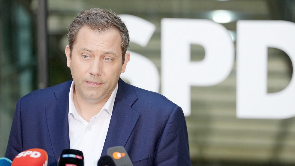 Lars Klingbeil ist am Montagvormittag anlässlich des Rücktritts von Co-Parteichefin Bärbel Bas vor die Presse getreten. Foto: dpa/Kay Nietfeld