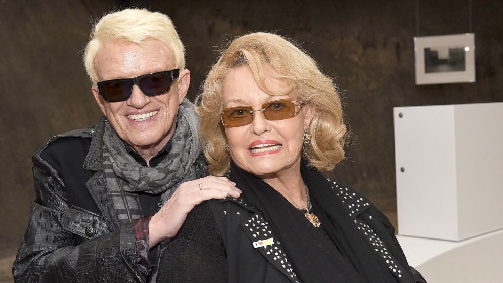 Heino (l.) versteigert 1.200 Erinnerungsstücke aus seiner Ehe mit Hannelore. (Archivbild) Foto: Horst Ossinger/dpa