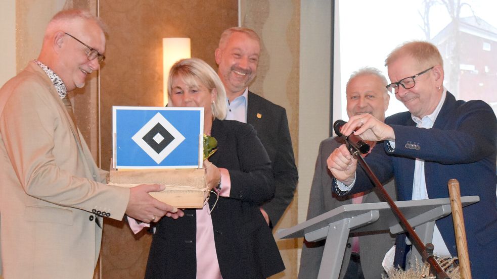 Ein sichtlich gerührter Bürgermeister Günter Harders (links) nahm von den Vertretern der Parteien ein Geschenk entgegen. Dieter Ertwiens-Buchwald (von rechts), Michael Erhardts, Lars Krummen und Ruth Wreesmann übergaben dem scheidenden Verwaltungschef zwei VIP-Tickets für das Spiel seines Lieblingsvereins HSV gegen den SC Paderborn. Fotos: Henrik Zein
