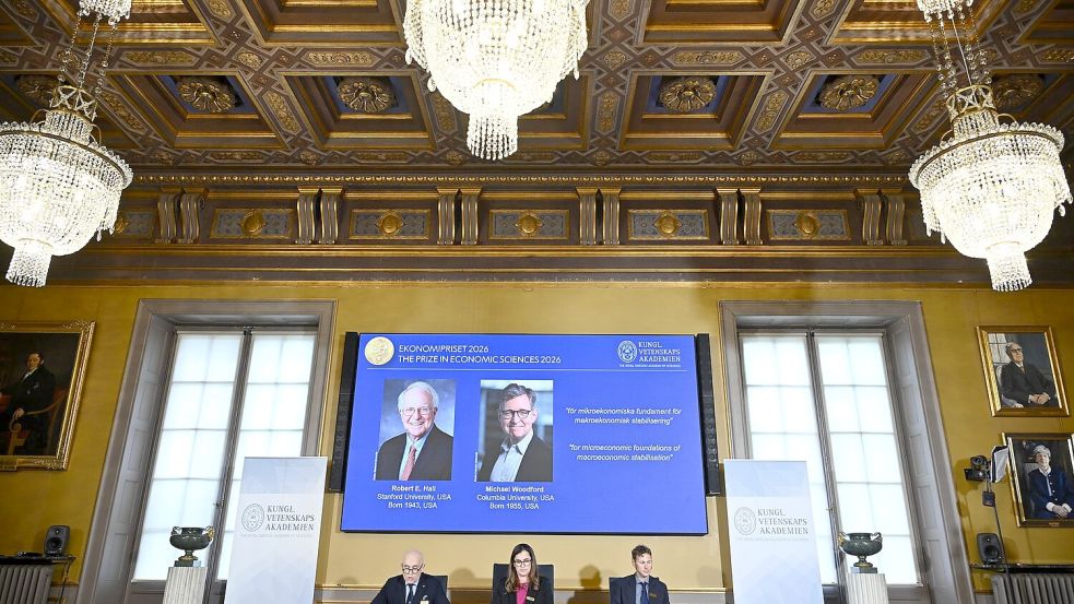 Der Nobelpreis für Wirtschaftswissenschaften geht an die US-Ökonomen Robert E. Hall und Michael Woodford. Foto: Anders Wiklund/TT News Agency via AP/dpa