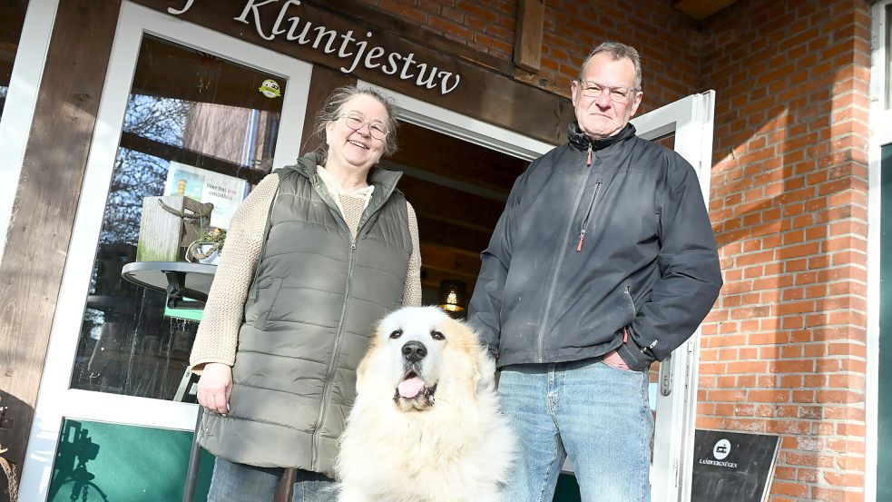 Gudrun Boschatzke und Peter Zitting mit Hofhund Focko vor dem Café Kluntjestuv im Nienhof. Fotos: Heinz Wagenaar/Archiv