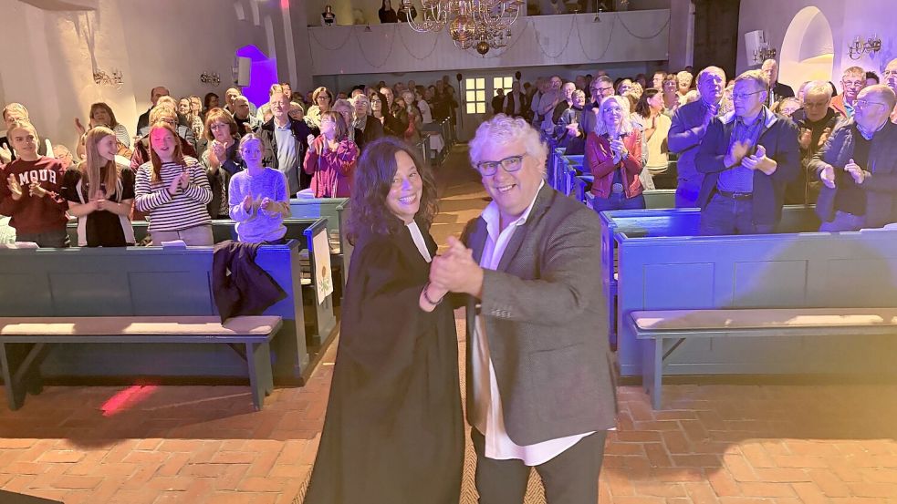 Pastorin Maike Biermann und DJ Friedhelm Tannen legen nach dem Schlagergottesdienst in der St.-Materniani-Kirche in Ochtersum einen Disco-Fox aufs Kirchenparkett. Foto: Imke Oltmanns