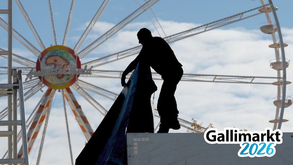 Höhenangst sollte man bei diesem Job besser nicht haben. Schon seit Tagen läuft der Aufbau des Gallimarkts 2026. Foto: Klaus Ortgies