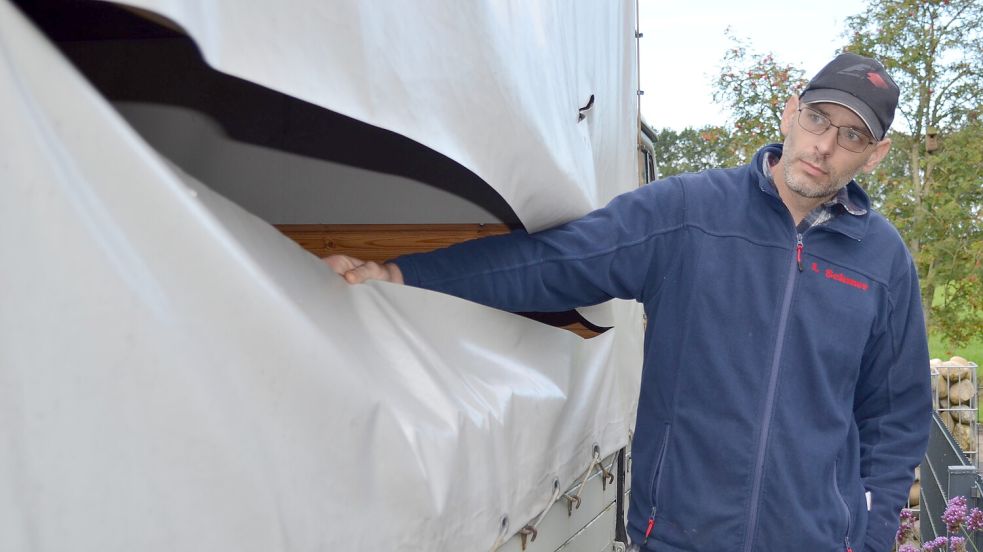 Peter Janßen aus Klostermoor kann seinen ganzen Arm in das Innere seines Oldtimer-Hanomags stecken: Die Plane des historischen Fahrzeugs haben Unbekannte über die ganze Länge aufgeschlitzt. In den Lack des Kleintransporters, den Janßen liebevoll restauriert hat, ritzten sie Hakenkreuze. Janßen hat die Polizei eingeschaltet. Nun ermittelt der Staatsschutz. Foto: Astrid Fertig