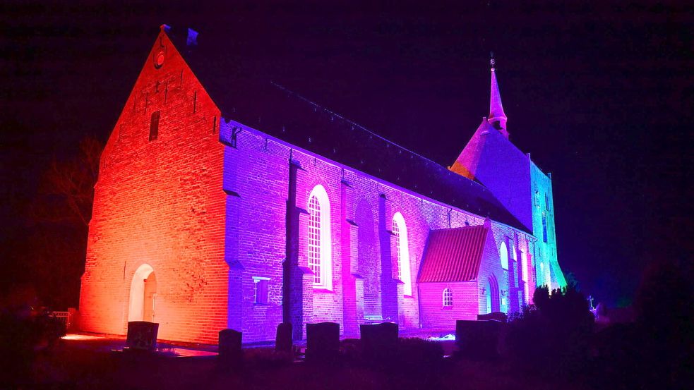 In den kommenden Wochen werden die Kirchen in der Krummhörn wieder bunt angestrahlt. Foto: Heinz Wagenaar/Archiv