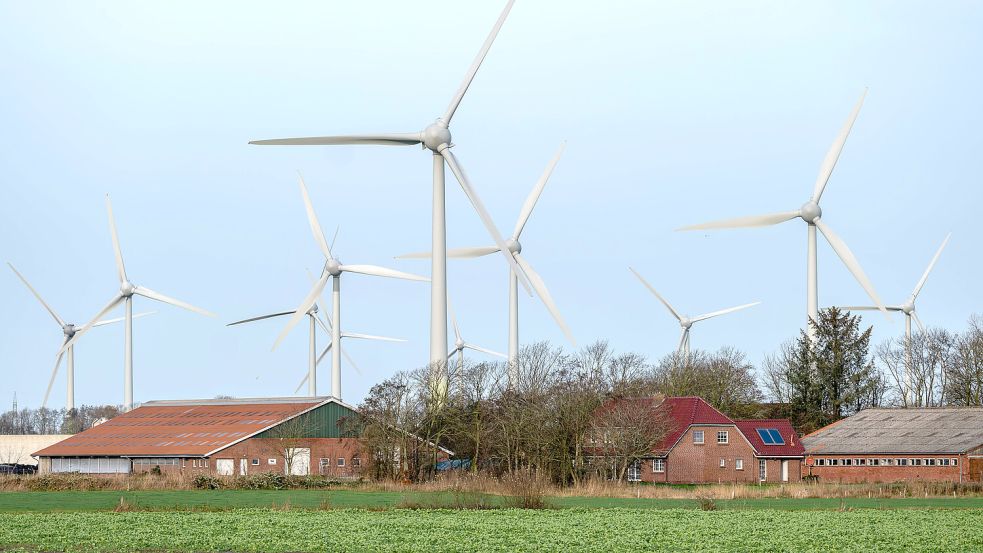 Die Erzeugung erneuerbarer Energien, wie hier in Norden, gehört ebenso zur wirtschaftlichen DNA der Region wie die Autoindustrie, die maritime Wirtschaft, die Landwirtschaft und der Tourismus. Foto: Rupert Oberhäuser/Imago