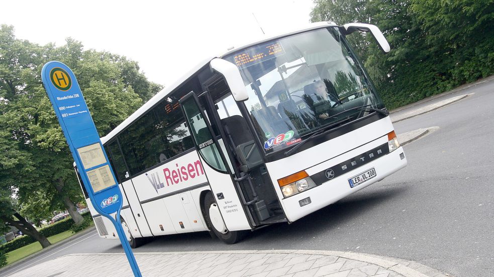 Seit mehr als sechs Jahren bringt die Linie 690 Fahrgäste auch am Abend von Westrhauderfehn nach Leer. Foto: Günter Radtke/Archiv