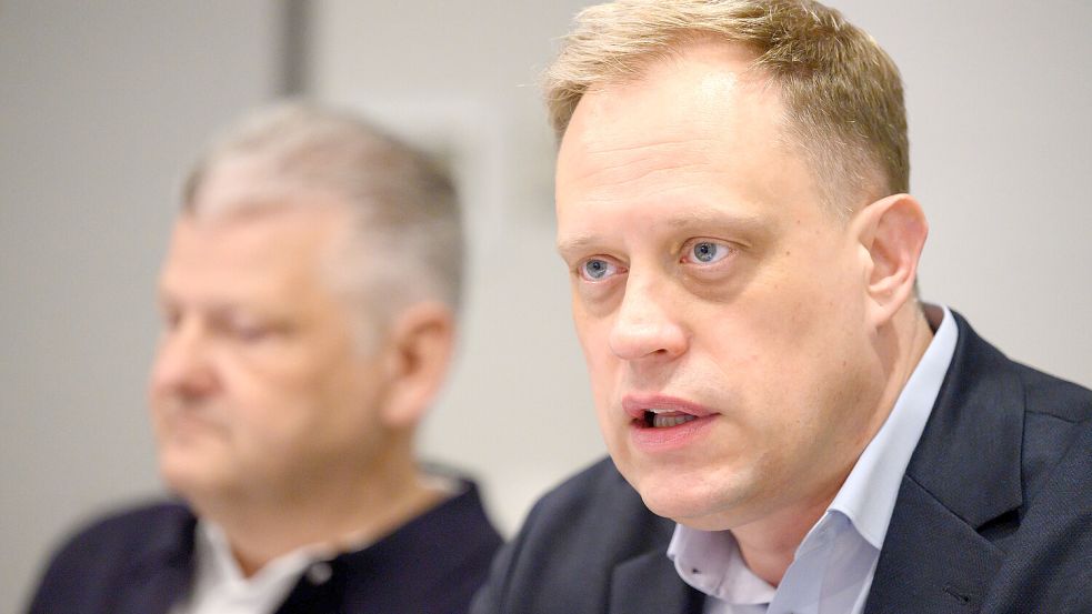 Wiard Siebels (rechts), wird zunächst kommissarisch Vorsitzender der SPD-Fraktion im Niedersächsischen Landtag. Auf dem Foto spricht Siebels bei der Abschluss-Pressekonferenz nach der Klausurtagung der SPD-Landtagsfraktion. Daneben sitzt Stefan Politze, der als Vorsitzender der SPD-Landtagsfraktion zurückgetreten war. Foto: DPA/Swen Pförtner