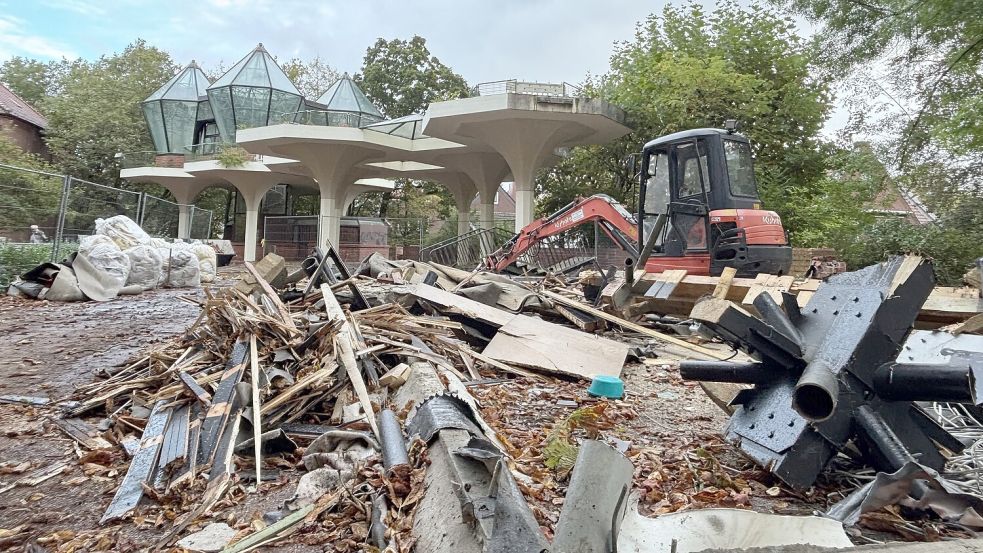 Die Arkaden auf dem Kirchplatz Esens bleiben zunächst erhalten. Auch das futuristische Gebäude steht seit Jahren leer. Verkauf und Nachnutzung scheiterten. Foto: Susanne Ullrich