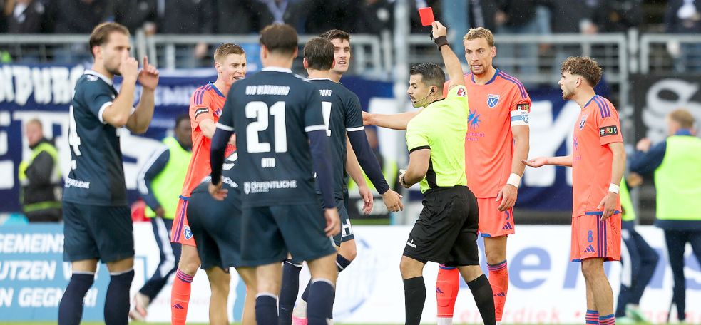 Die Gelb-Rote Karte für Peer Mahncke löste heftige Diskussionen und in der Folge auch noch eine weitere Rote Karte aus. Fotos: Jens Doden/Emden