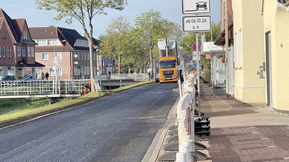 Am Montag, 12. Oktober, wurde die Fahrbahn asphaltiert. Foto: Dirk Hellmers