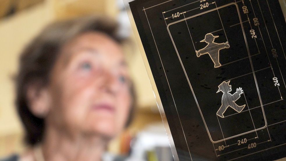 Am 13. Oktober 1961 präsentierte Karl Peglau seine Entwürfe neuer Leitsymbole. (Archivbild) Foto: picture alliance / dpa