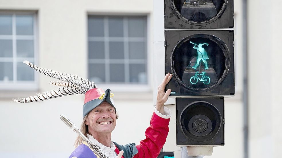 In Hameln zeigt statt des herkömmlichen Symbols ein Rattenfänger-Logo grünes Licht. (Archivbild) Foto: Peter Steffen/dpa