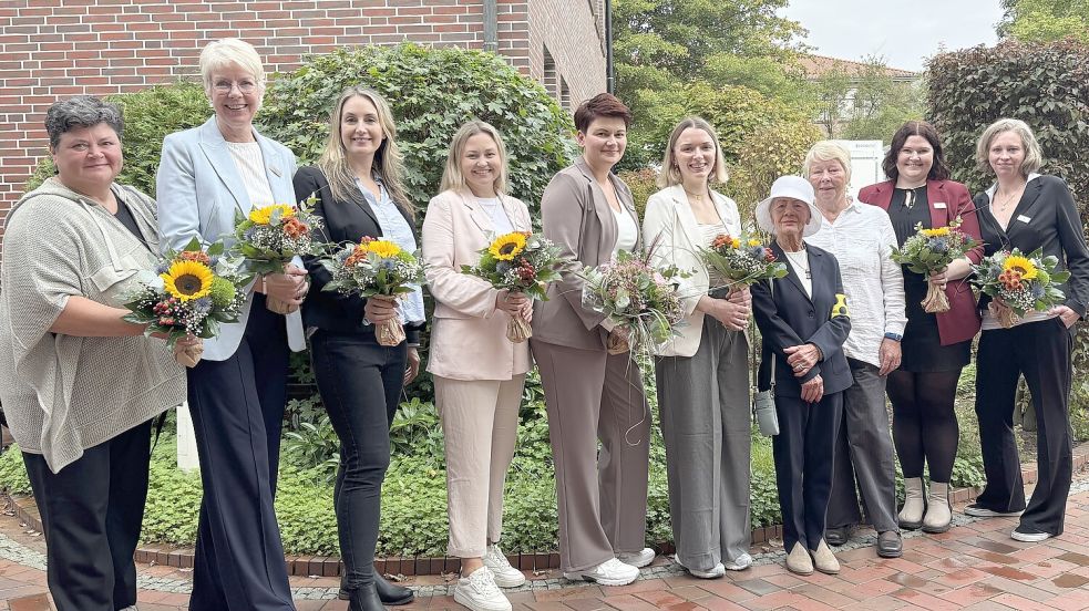 Das Team des DRK Beratungs- und Schutzzentrums und zwei der Gründungsmitglieder: Olga Arejev (von links), Irene Pflüger, Evelyn-Vanessa M. (Nachname aus Schutzgründen nicht genannt), Ines Albers, Wiebke Focken, Julia Berends, Insa Würdemann, Heike Harms, Andrea Huschke und Frauke Harms. Foto: Mieke Matthes