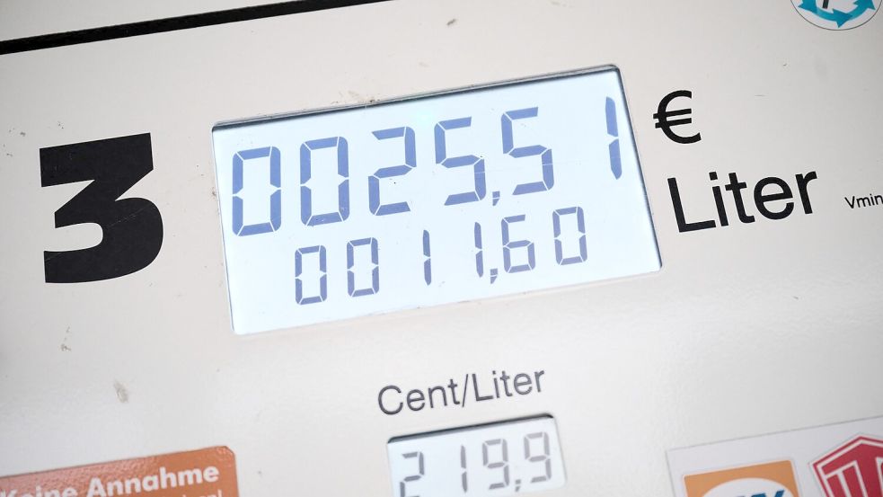 Seit Monaten sind hohe Preise für Benzin und Diesel eine Belastung für viele Verbraucher in Deutschland. (Archivbild) Foto: Sina Schuldt/dpa