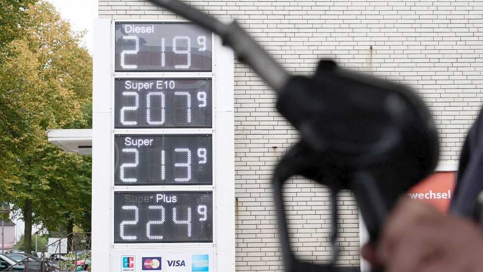 Der Tankrabatt soll Autofahrer angesichts hoher Spritpreise vorübergehend entlasten. (Archivbild) Foto: Sina Schuldt/dpa