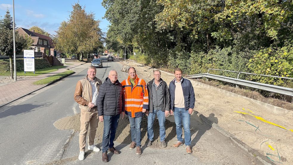 Damit der Radweg gebaut werden kann, ist die Raiffeisenstraße in Remels aktuell gesperrt. Foto: Lars Löschen