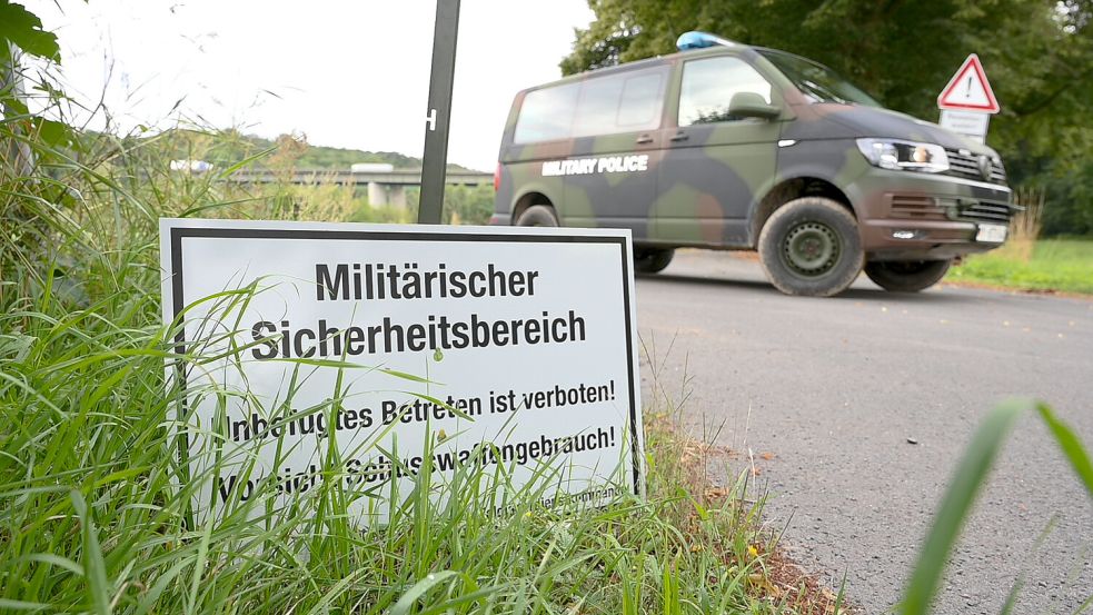 Ein Schild „Militärischer Sicherheitsbereich“ warnt vor der Zufahrt zu einem Stützpunkt. Auch der geplante neue Emder Marinestützpunkt wird zum Sicherheitsbereich. Foto: Heiko Rebsch/dpa