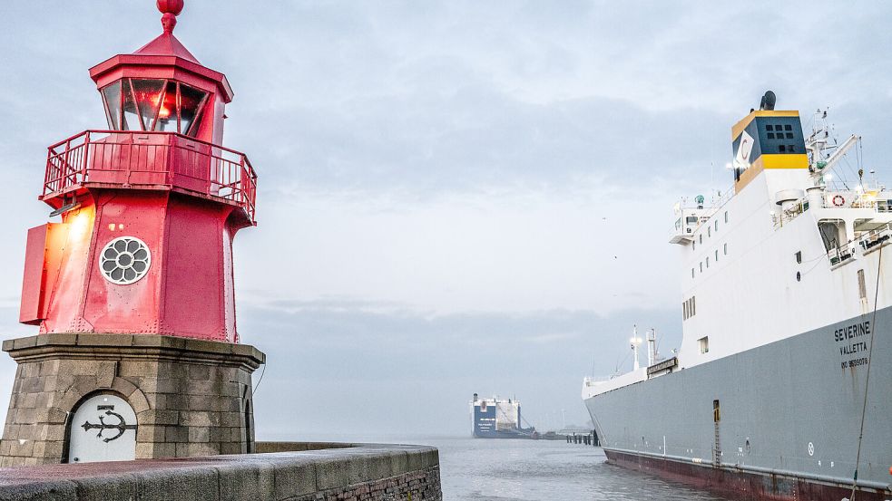 Knallrot, denkmalgeschützt, aber für Sanierungsarbeiten im Weg: der kleine Leuchtturm an der Westmole. Foto: Klaus Ortgies