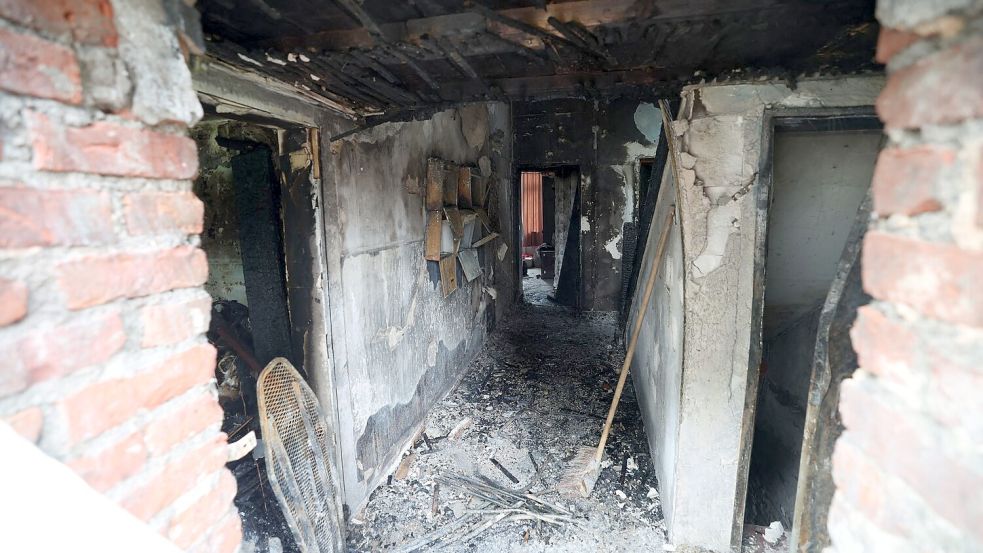 Trümmer nach dem tragischen Brand in Bochum, bei dem drei Menschen starben.  Foto: Christoph Reichwein/dpa