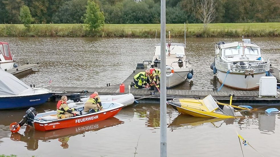 Die Feuerwehr Barßel war am Dienstagmorgen im Hafen im Einsatz, um ein gekentertes Sportboot zu bergen. Foto: Joachim Schulte/Gemeindefeuerwehr Barßel