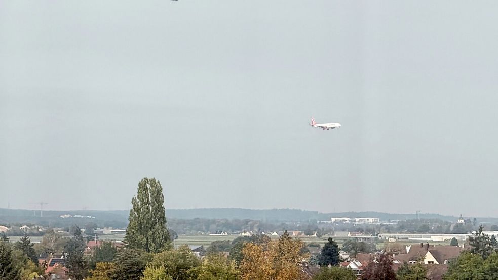 Ein Eurofighter begleitete das Flugzeug bis zur Landung in Nürnberg. Foto: Volker Weidinger/dpa