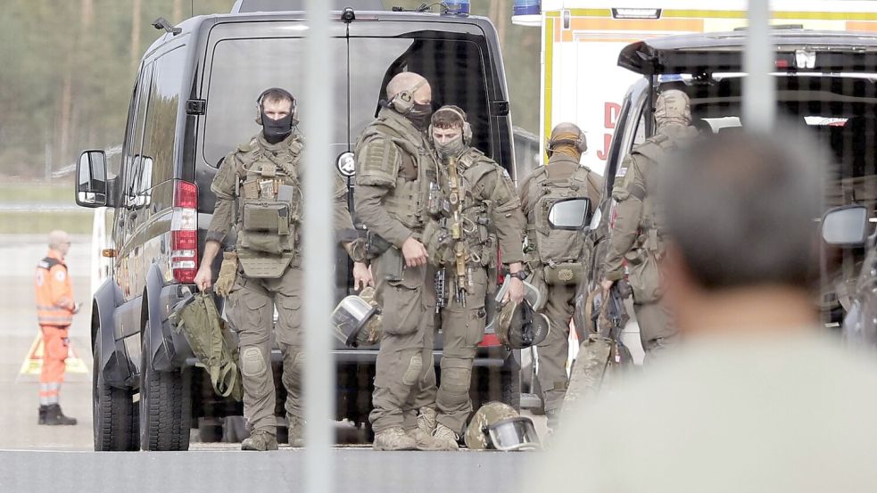 Auch Kräfte eines Spezialeinsatzkommandos (SEK) waren auf dem Flughafengelände unterwegs. Foto: Tizian Gerbing/dpa