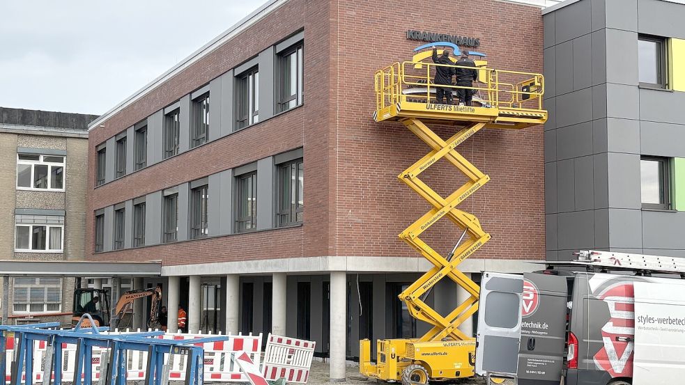 Auf der zur B210 gelegenen Seite der Klinik entsteht der neue Haupteingang des Wittmunder Krankenhauses. Das Foto stammt aus dem September 2025. Mittlerweile sind die Arbeiten so gut wie abgeschlossen. Foto: Susanne Ullrich/Archiv