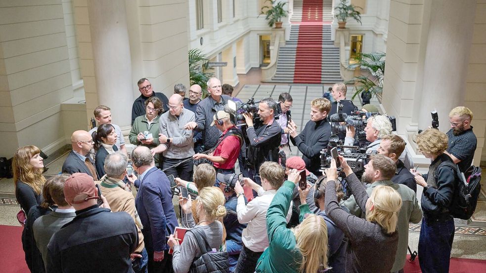 Bei der Fraktionssitzung der Linken herrscht großer Andrang von Medienvertretern.     Foto: Soeren Stache/dpa