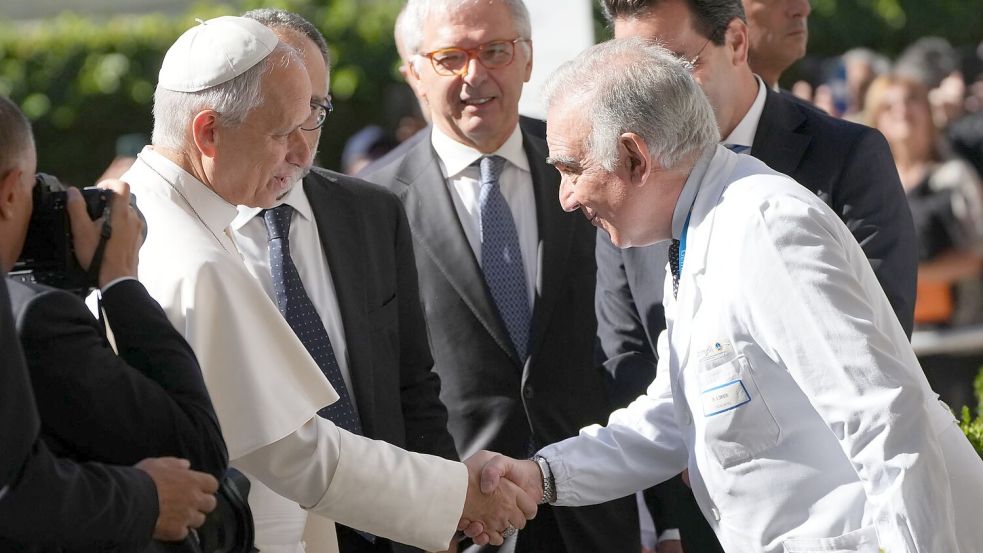Vor der Gemelli-Klinik wurde Leo vom medizinischen Direktor Andrea Cambieri (rechts) empfangen Foto: Gregorio Borgia/AP/dpa