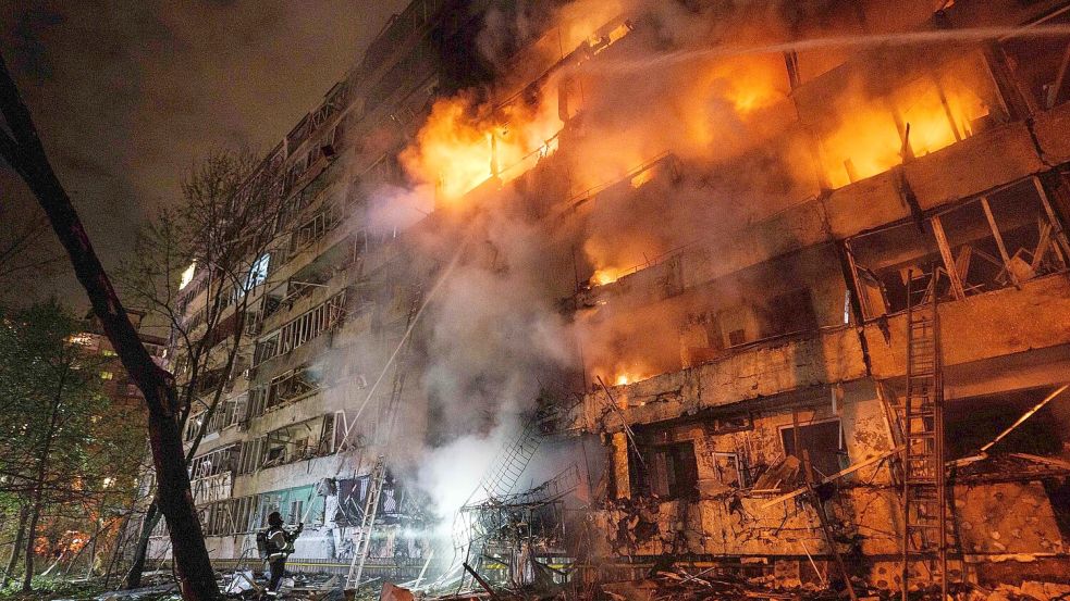 Der Raketenangriff traf ein mehrstöckiges Wohngebäude. Foto: Evgeniy Maloletka/AP/dpa