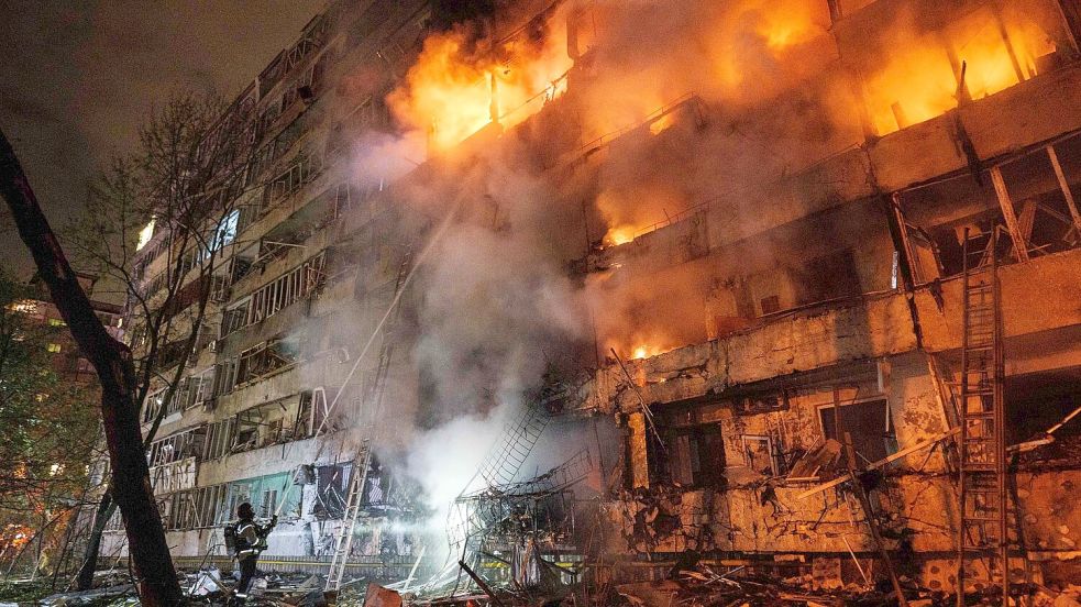 Ein Wohngebäude in Kiew brennt nach russischen Angriffen in der Nacht.  Foto: Evgeniy Maloletka/AP/dpa