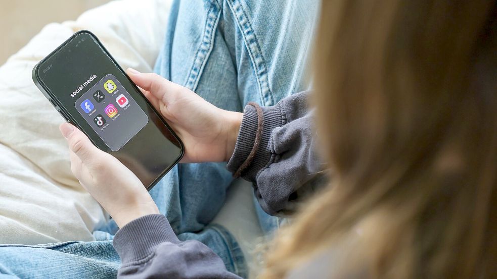 Die Nutzung von Social-Media-Plattformen soll für Kinder verboten und für Jugendliche eingeschränkt werden. (Symbolbild) Foto: Jan Woitas/dpa