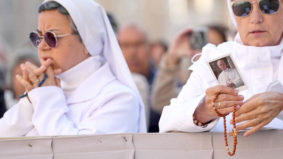 Im Vatikan wurde für den Papst gebetet. Foto: Gregorio Borgia/AP/dpa