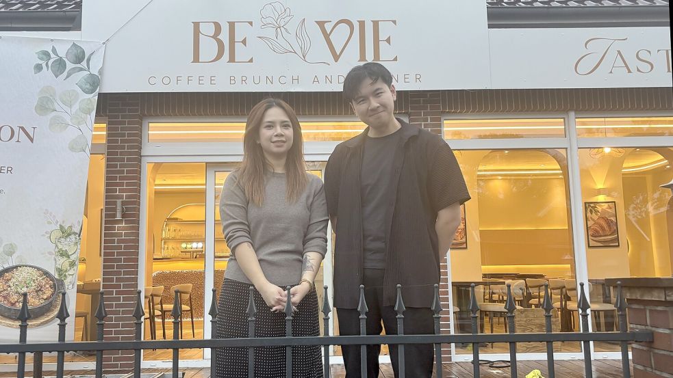Die beiden Manager Phu Nguyen und Michael Pham freuen sich schon auf die Neueröffnung des Cafés „BE Vie“ in Ostrhauderfehn. Fotos: Henrik Zein