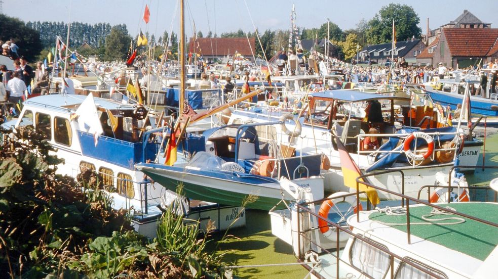 Blick in die 1980er-Jahre: Zum Tag der Niedersachsen 1983 platzte der Auricher Hafen vor Schiffen aus allen Nähten. Foto: Archiv Dunkmann